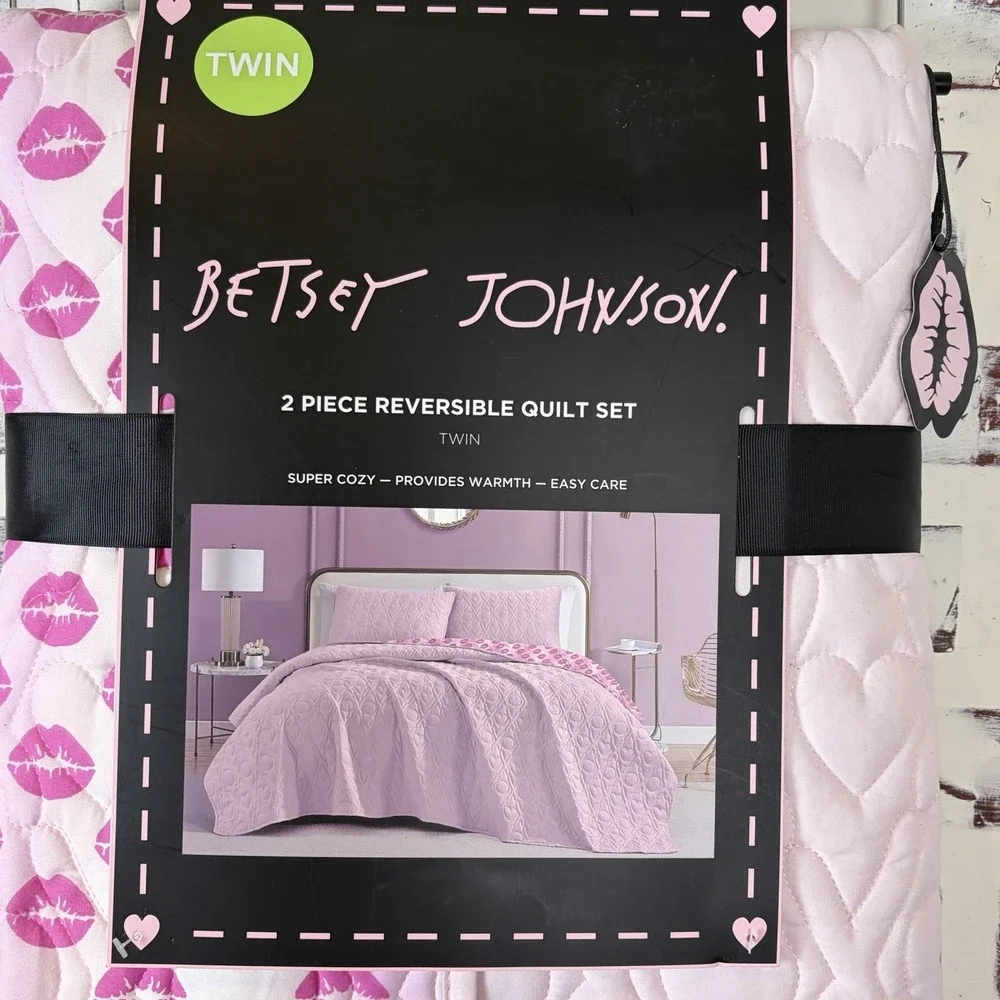 Betsy Johnson Twin 2 Piece‎ Reversable Quilt XO Stitch Ombrey Lips Pink